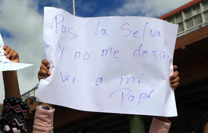 «Quiero ver a mi papá»: niños venezolanos piden que los dejen pasar a EE. UU.