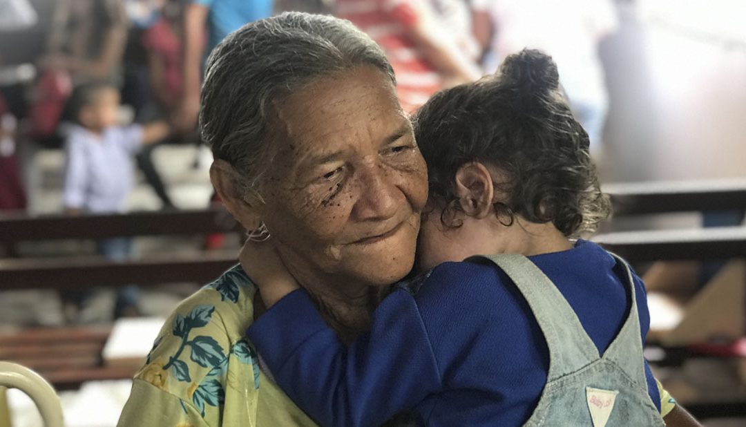 Cuando los abuelos asumen la paternidad, pero con hambre