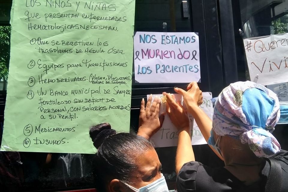 A madres de niños fallecidos en el JM de los Ríos les prohibieron el ingreso al centro de salud
