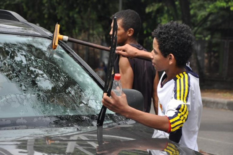 Niños en situación de pobreza están siendo captados por grupos armados en Venezuela, según OVV