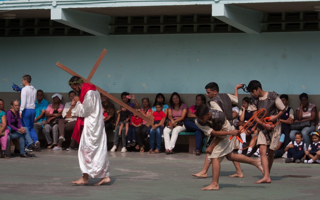 Viacrucis con espaldas de niños