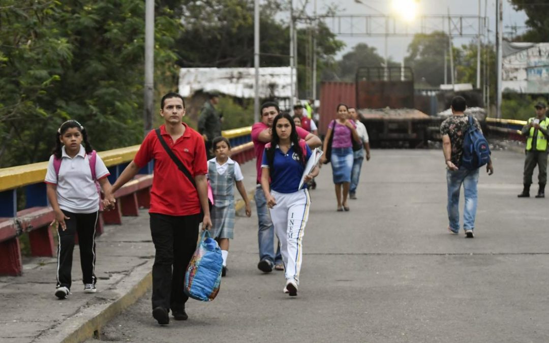 Fundaredes: Niños venezolanos expuestos a grupos armados para asistir a clases en Colombia