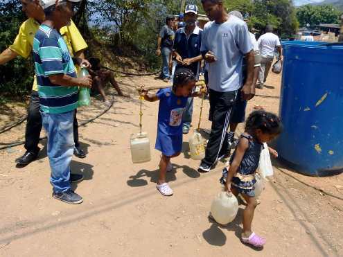Niños obligados a cargar agua en sectores populares